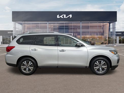 Used 2019 Nissan Pathfinder SV image 3
