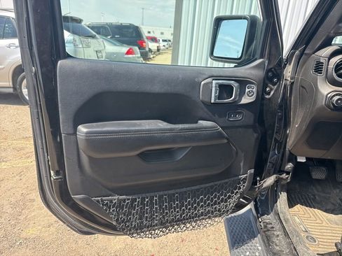 Used 2018 Jeep Wrangler Unlimited Sahara w/ Cold Weather Group AWD/4WD image 12