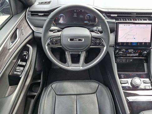 Used 2024 Jeep Grand Cherokee Overland AWD/4WD image 27