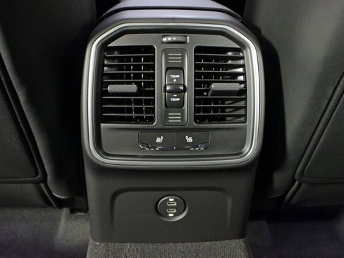 Certified 2026 Porsche Macan AWD/4WD image 35