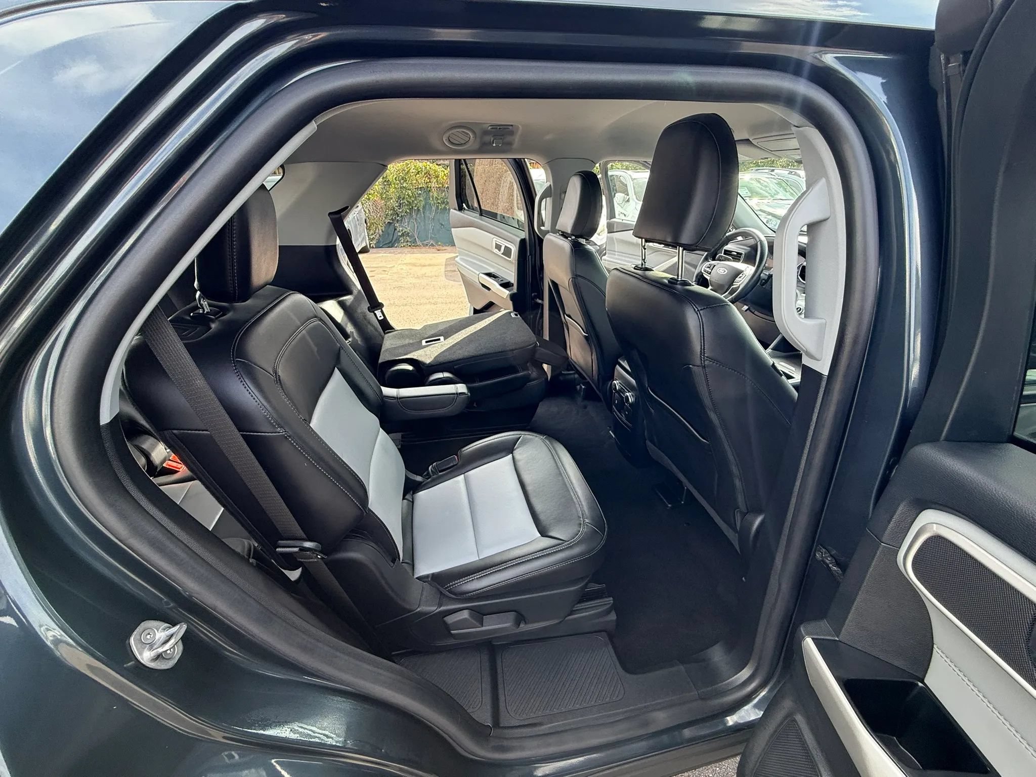 Used 2022 Ford Explorer XLT w/ Equipment Group 202A AWD/4WD image 18