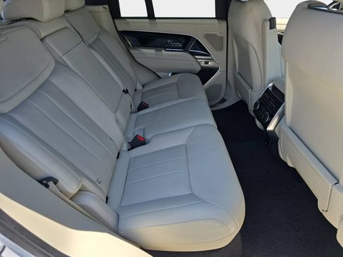 Certified 2025 Land Rover Range Rover SE AWD/4WD image 11