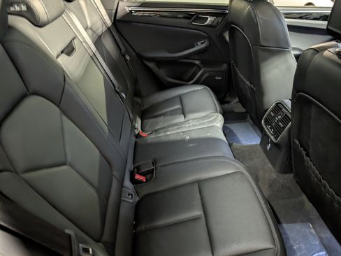 Used 2025 Porsche Macan image 21