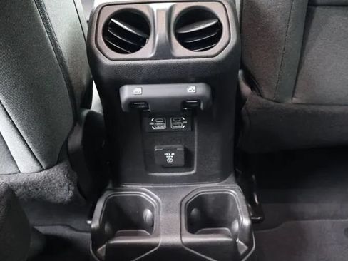 Used 2025 Jeep Wrangler Unlimited Sahara AWD/4WD image 32