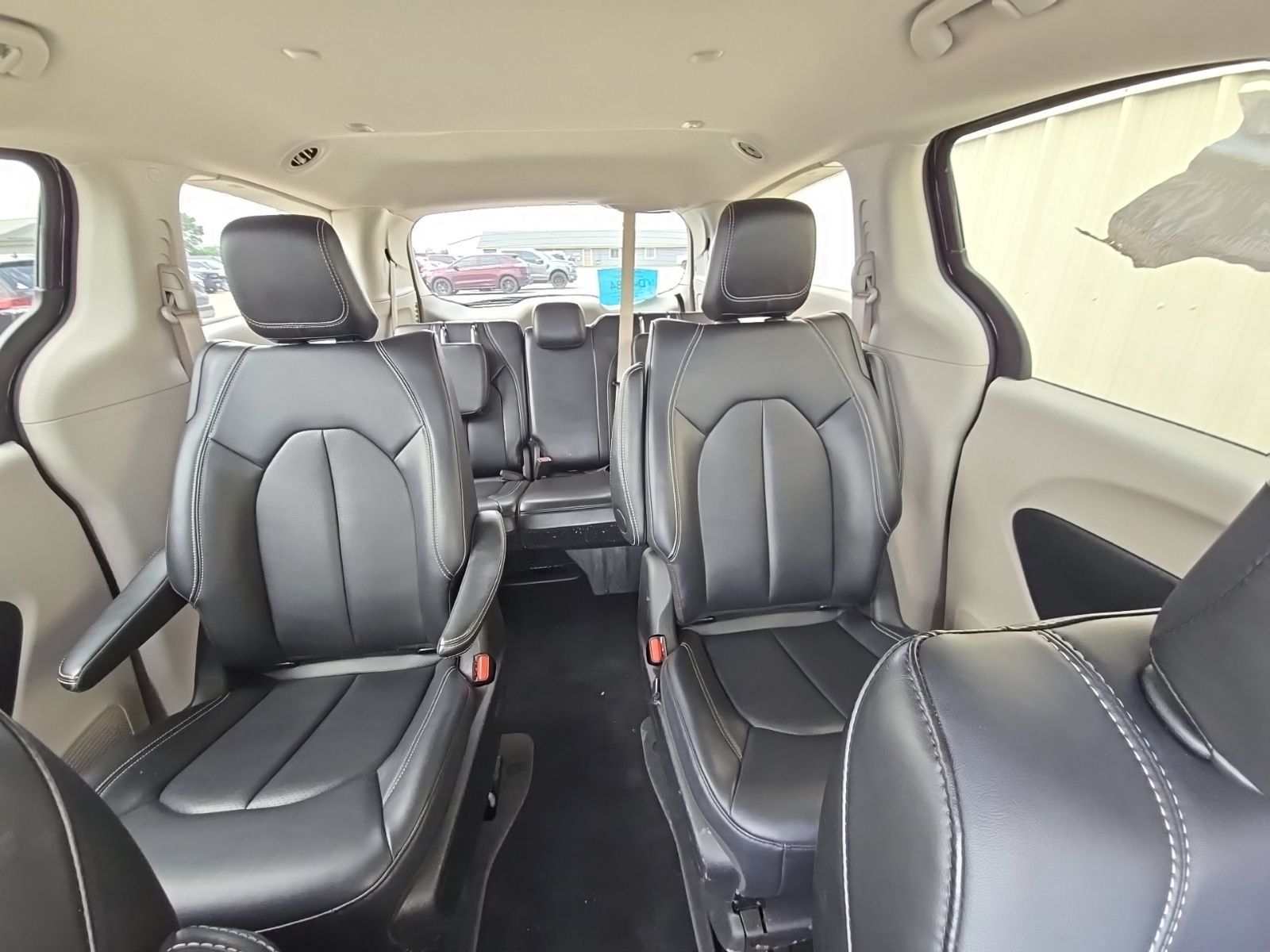 Used 2024 Chrysler Pacifica Limited FWD image 28