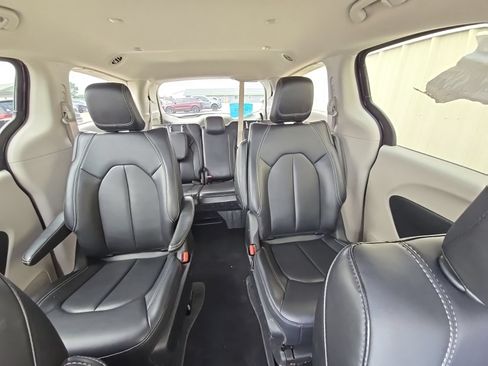 Used 2024 Chrysler Pacifica Limited FWD image 28