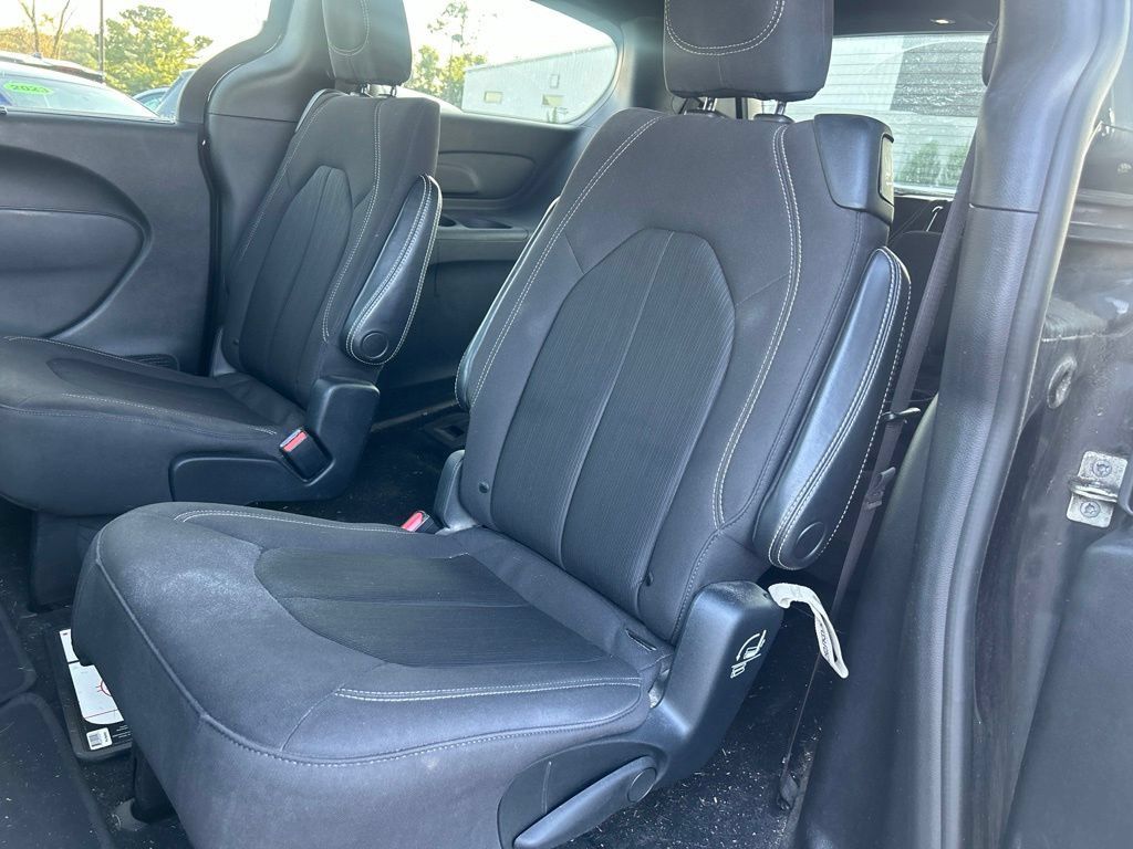 Used 2019 Chrysler Pacifica Touring Plus w/ S Appearance Package FWD image 18