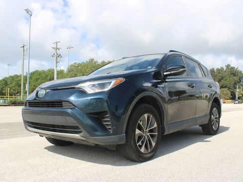 Used 2018 Toyota RAV4 LE AWD/4WD image 3