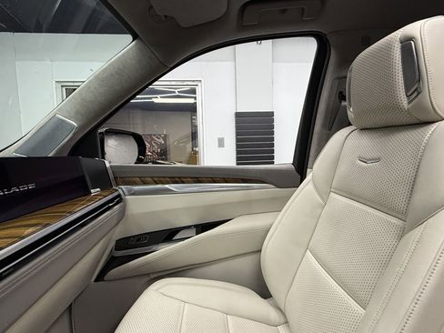 Used 2025 Cadillac Escalade ESV Sport Platinum image 32