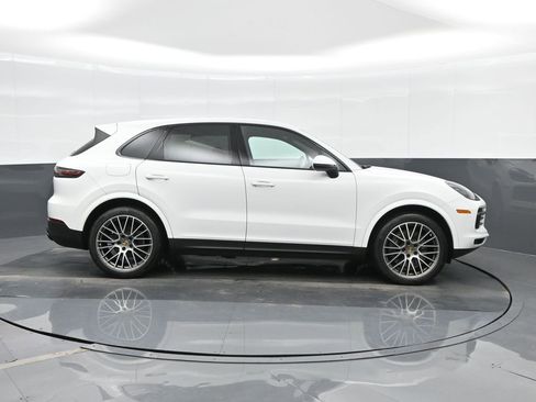 Certified 2023 Porsche Cayenne Platinum Edition image 10