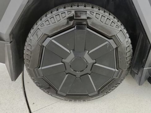 Used 2024 Tesla Cybertruck AWD Crew Cab image 91