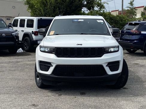 Used 2023 Jeep Grand Cherokee Altitude AWD/4WD image 4