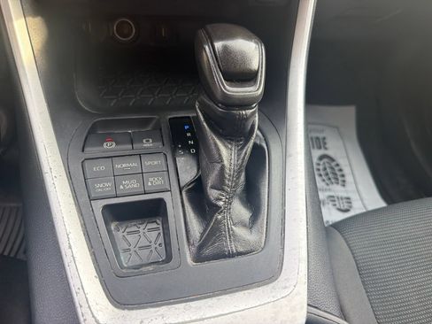 Used 2021 Toyota RAV4 LE AWD/4WD image 15