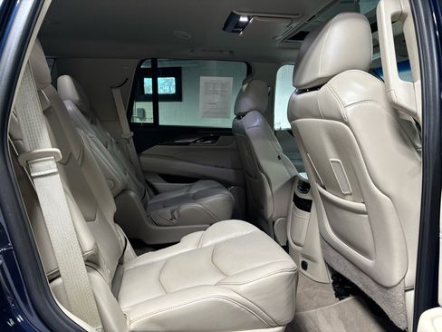 Used 2020 Cadillac Escalade Premium Luxury image 18