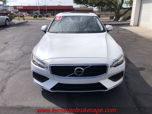 Used 2019 Volvo S60 T5 Momentum w/ Premium Package FWD image 3