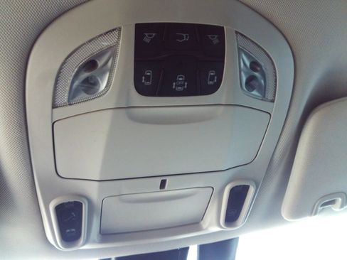 Used 2019 Chrysler Pacifica Limited w/ Tire & Wheel Group FWD image 21