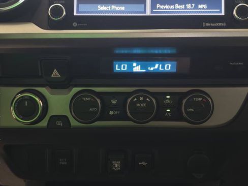 Used 2022 Toyota Tacoma SR5 AWD/4WD image 17