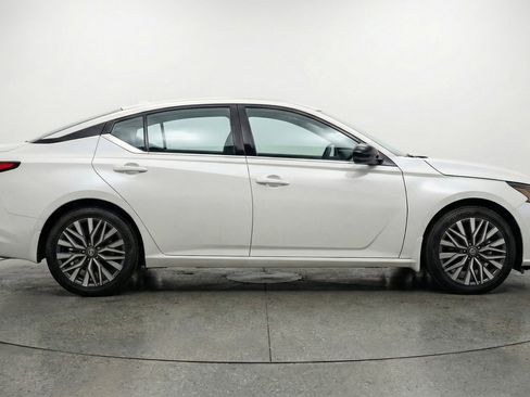 Used 2025 Nissan Altima 2.5 SV image 8