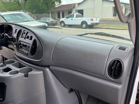 Used 2005 Ford E-150 and Econoline 150 Wagon image 9