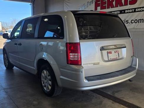 Used 2008 Chrysler Town & Country LX image 3