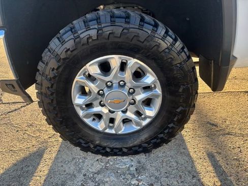 Used 2024 Chevrolet Silverado 2500 LTZ image 9