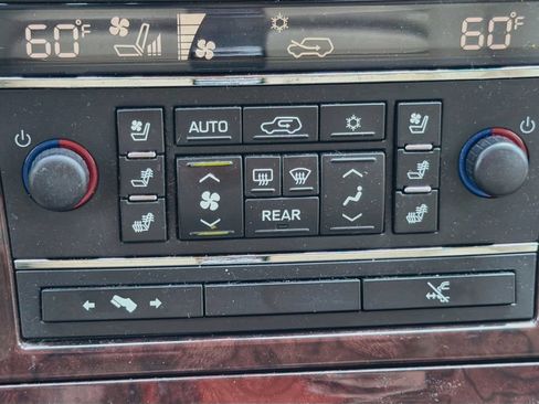 Used 2011 Cadillac Escalade ESV Premium RWD image 23