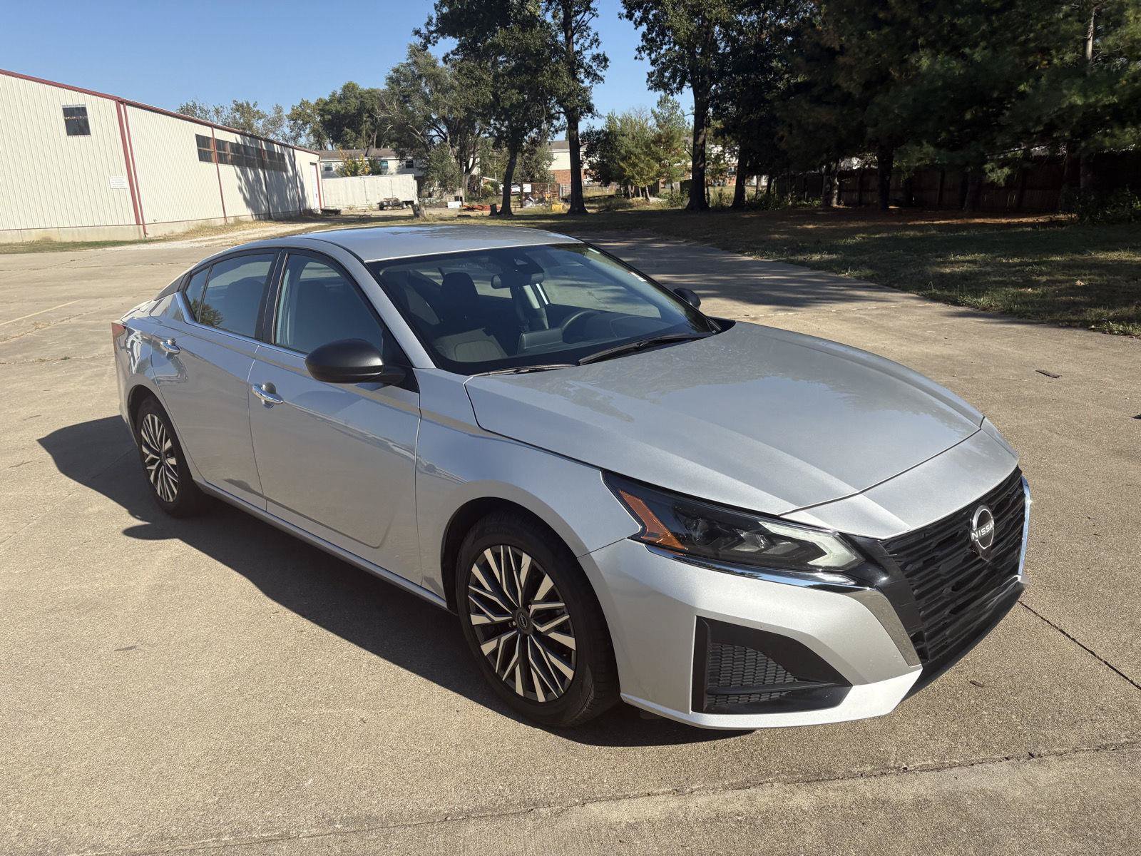 Used 2025 Nissan Altima 2.5 SV FWD image 2