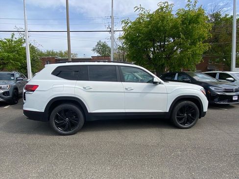 Used 2022 Volkswagen Atlas SE w/ Black Wheel Package image 2