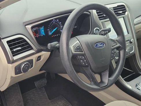 Used 2018 Ford Fusion SE w/ Fusion SE Technology Package FWD image 8