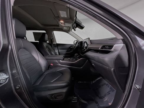 Used 2023 Toyota Highlander XLE image 31