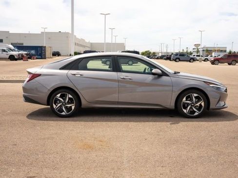 Used 2023 Hyundai Elantra SEL w/ Convenience Package FWD image 8