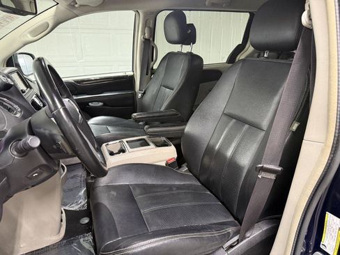 Used 2014 Chrysler Town & Country Touring-L w/ Driver Convenience Group FWD image 9
