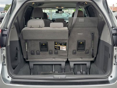 Used 2020 Toyota Sienna LE w/ Carpet Mat Package image 28