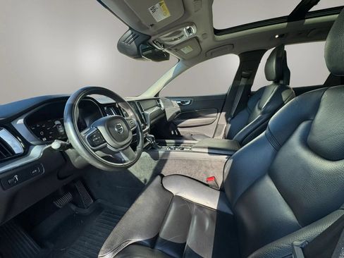 Used 2019 Volvo XC60 T5 Momentum w/ Multimedia Package AWD/4WD image 11