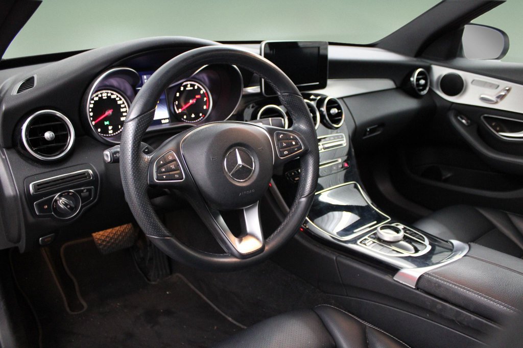 Used 2018 Mercedes-Benz C 300 Sedan image 2