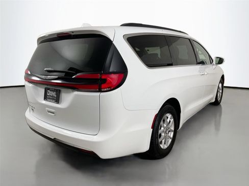 Used 2022 Chrysler Pacifica Touring-L image 7
