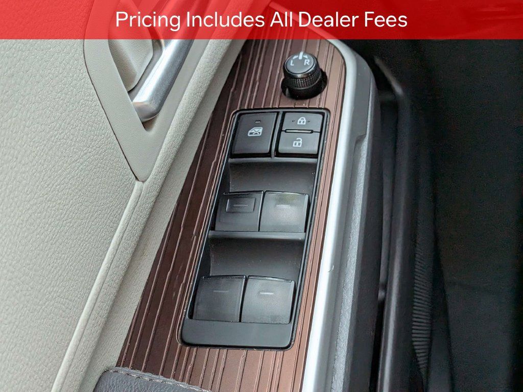 Used 2023 Toyota Sienna XLE FWD image 27