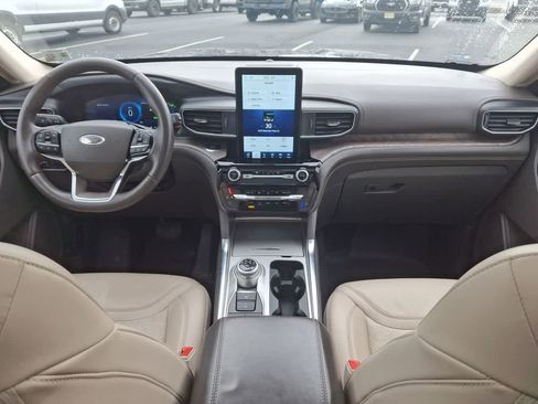 Certified 2022 Ford Explorer Platinum w/ Technology Package image 10