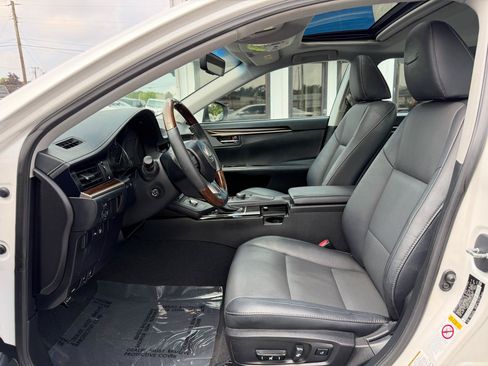 Used 2016 Lexus ES 350 w/ Premium Package w/Wood Trim FWD image 11