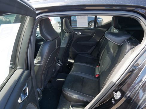 Used 2022 Volvo XC40 T5 R-Design image 10