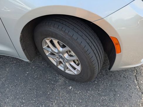 Used 2024 Chrysler Pacifica Touring-L FWD image 9