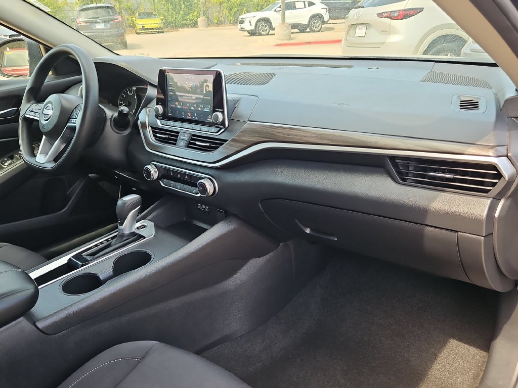 Used 2025 Nissan Altima 2.5 SV FWD image 32