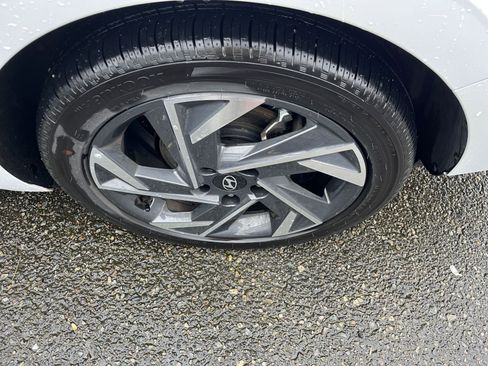 Used 2025 Hyundai Elantra Limited image 34