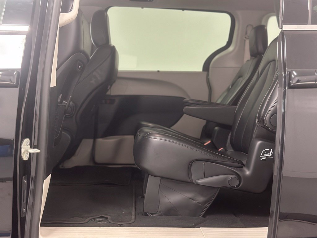 Used 2024 Chrysler Pacifica Touring-L FWD image 21