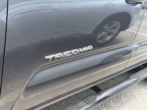 Used 2017 Toyota Tacoma SR5 w/ Tow Package RWD image 5