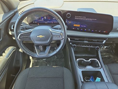 Used 2025 Chevrolet Traverse LT FWD image 18