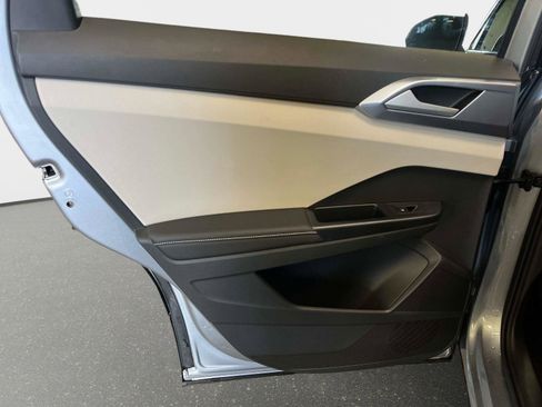 Used 2025 Volkswagen Taos SE image 11