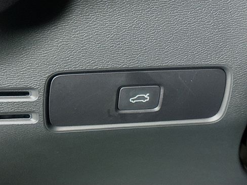 Used 2025 Volvo XC40 B5 Core image 17