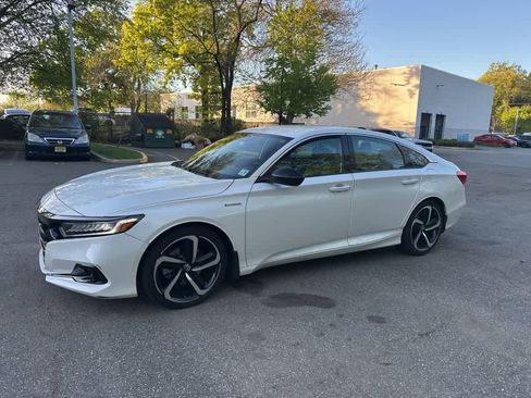 Used 2022 Honda Accord Sport image 2