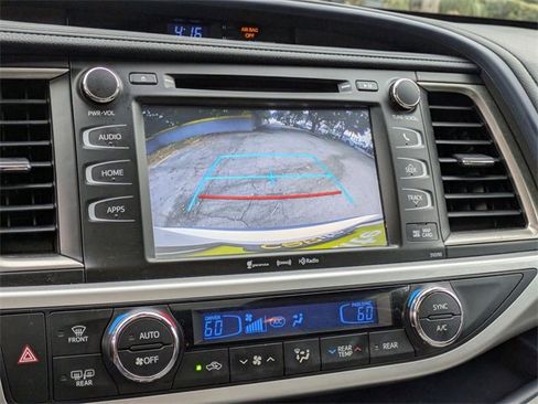 Used 2019 Toyota Highlander SE image 17